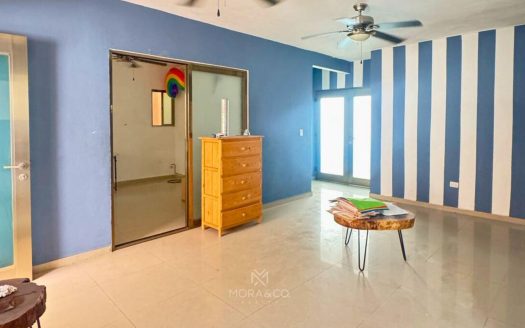 CASA EN DOBLE LOTE EN LAS AMERICAS AV HUAYACAN